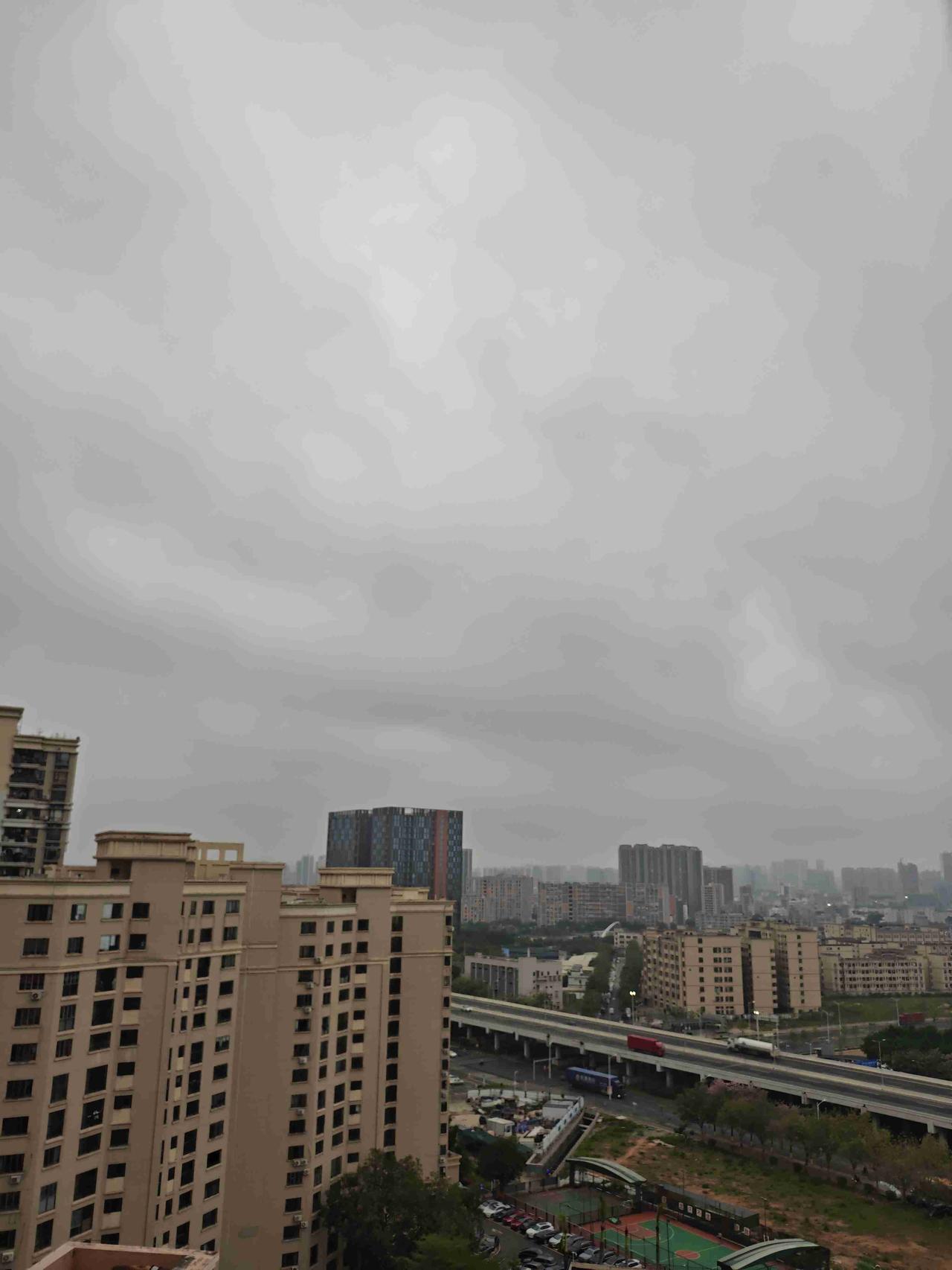 我的今日状态：😁轻松愉快
我这里的天气：🌤️阴天：深圳今日阴，气温23度到2