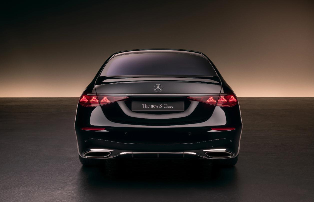 奔驰S级确实是优雅，侧线看着太顺眼了。 