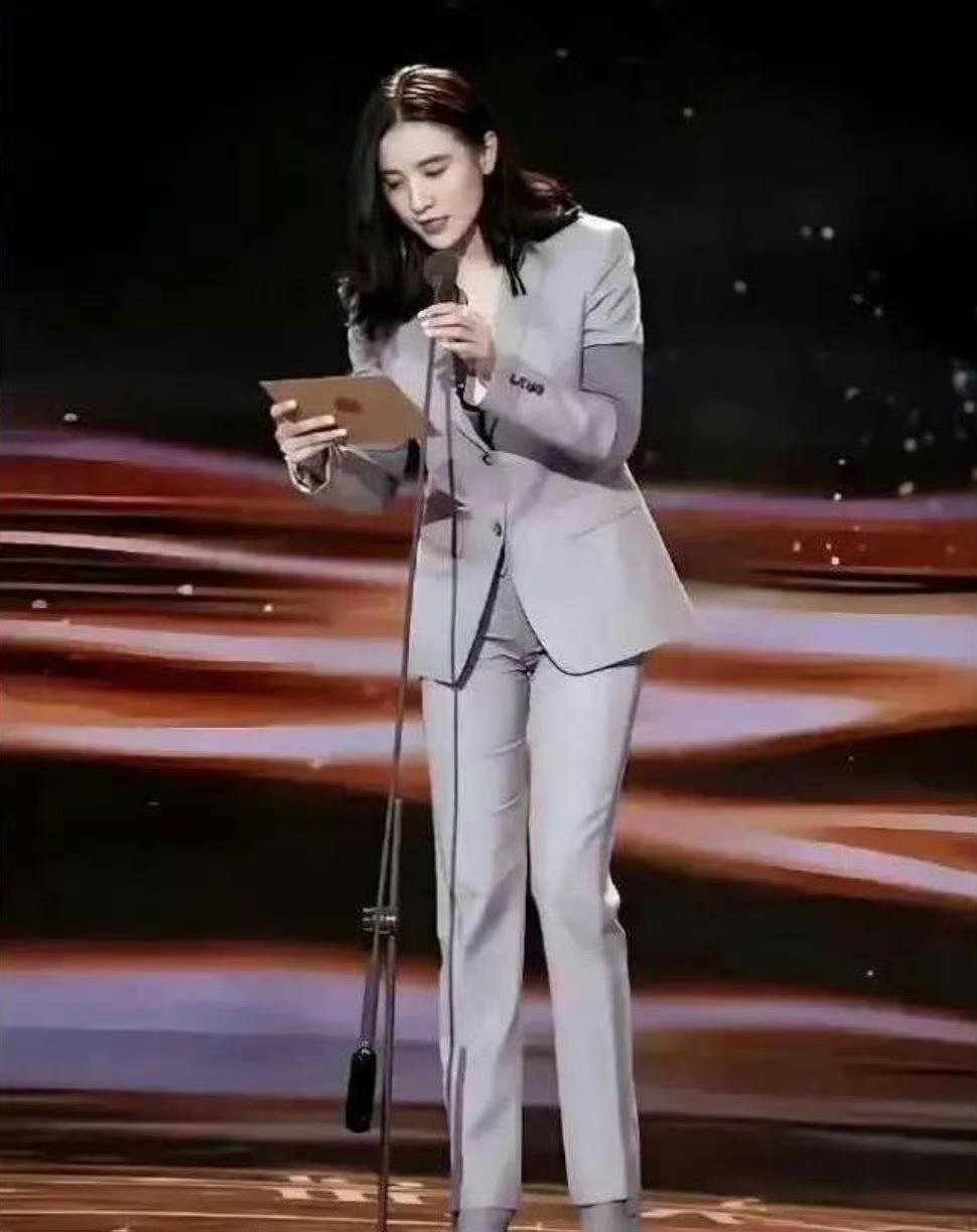 同款灰色紧身套装，宋佳穿，全网夸高级、飒、姐系审美；张蕾穿，底下冒出"不得体""