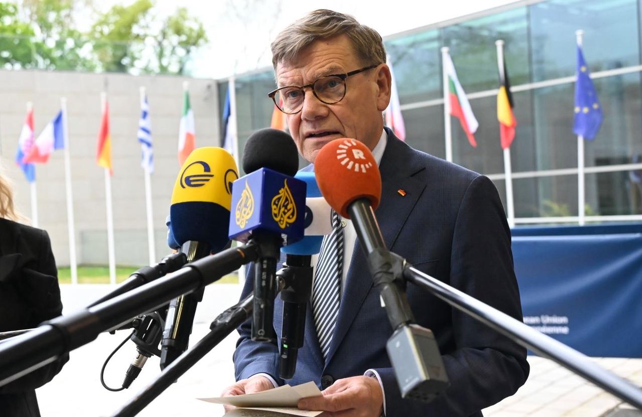 就在本周，欧盟正式敲定了给乌克兰的一笔全新贷款，总额高达900亿欧元，换算成人民