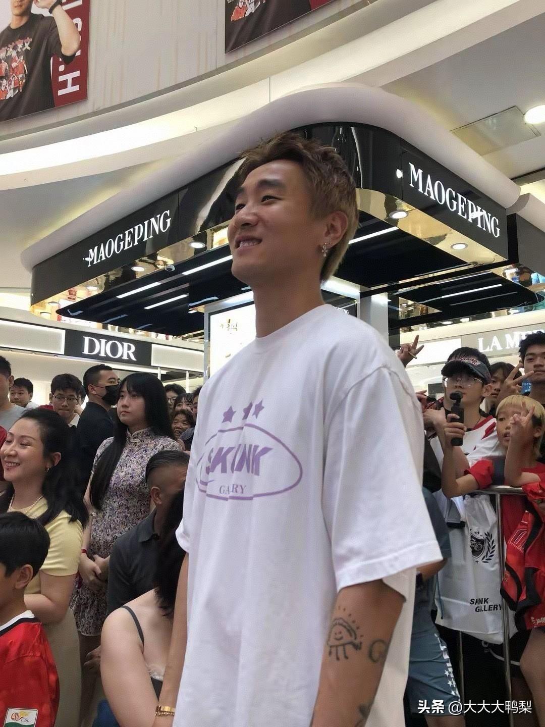 韦世豪现身王府井，刚踢完客场又赶回来参加活动

7月6日下午3点，成都蓉城队长韦