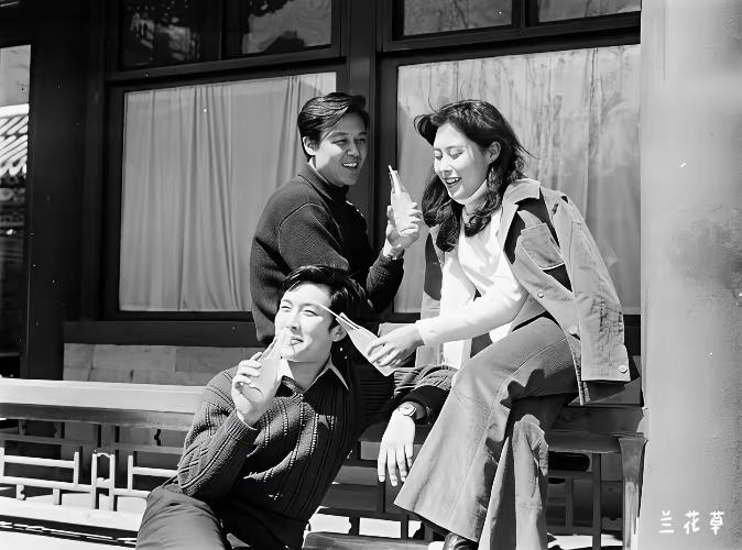 哇！第一次看到这张照片，我都认出来了：唐国强、达式常、斯琴高娃。
可是，看他们在