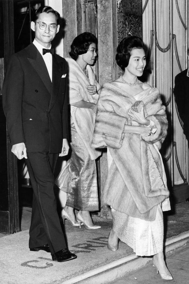 老国王陪伴在诗丽吉王后身旁，诗丽吉王后笑得很明媚。他摸着泰王的头，泰王也笑得很开