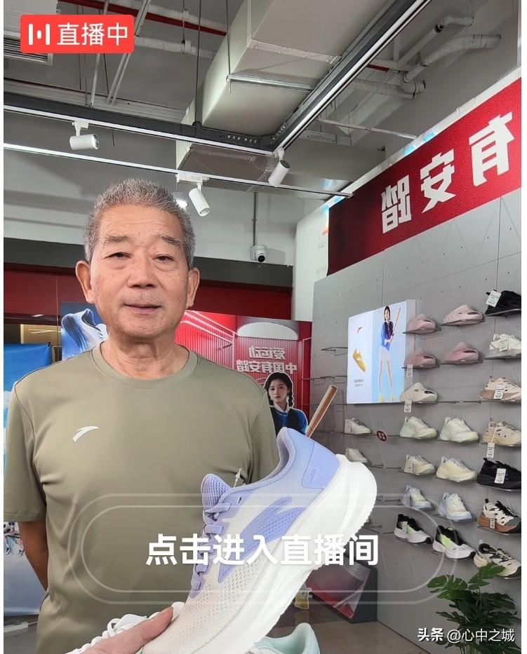 上周末接受某派专题采访后，76岁的退休律师老黄，开启了密集的带货直播，卖衣服卖鞋