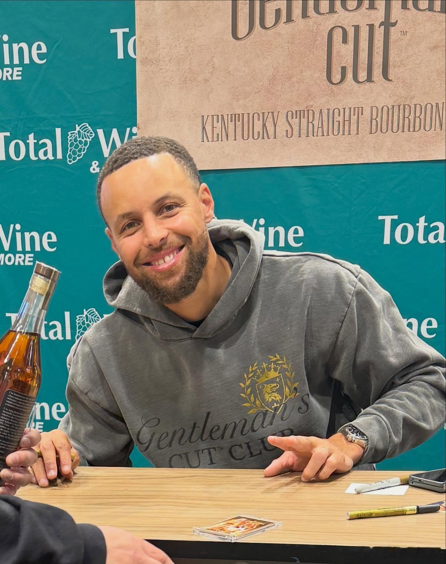 库里 超市促销员上线买酒送签名啦✍️斯蒂芬·库里在戴利城的Total Wine 