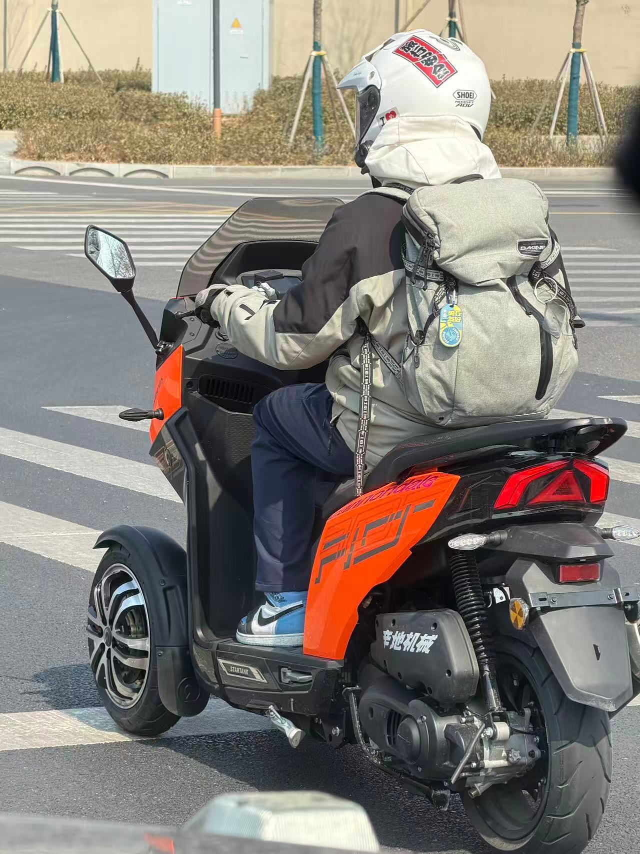 车若初见 偶遇一辆倒三轮...还是正规军，真稀奇