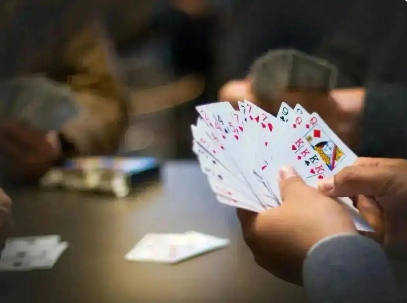 桂林一12年老员工假期赌博被拘4天，公司根据《员工手册》规定，参与赌博，予以辞退