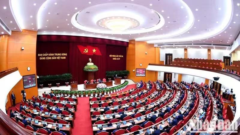 不满意！苏林在刚刚召开的越南第十四届委员会第三次会议上公布了一组数据：2026年