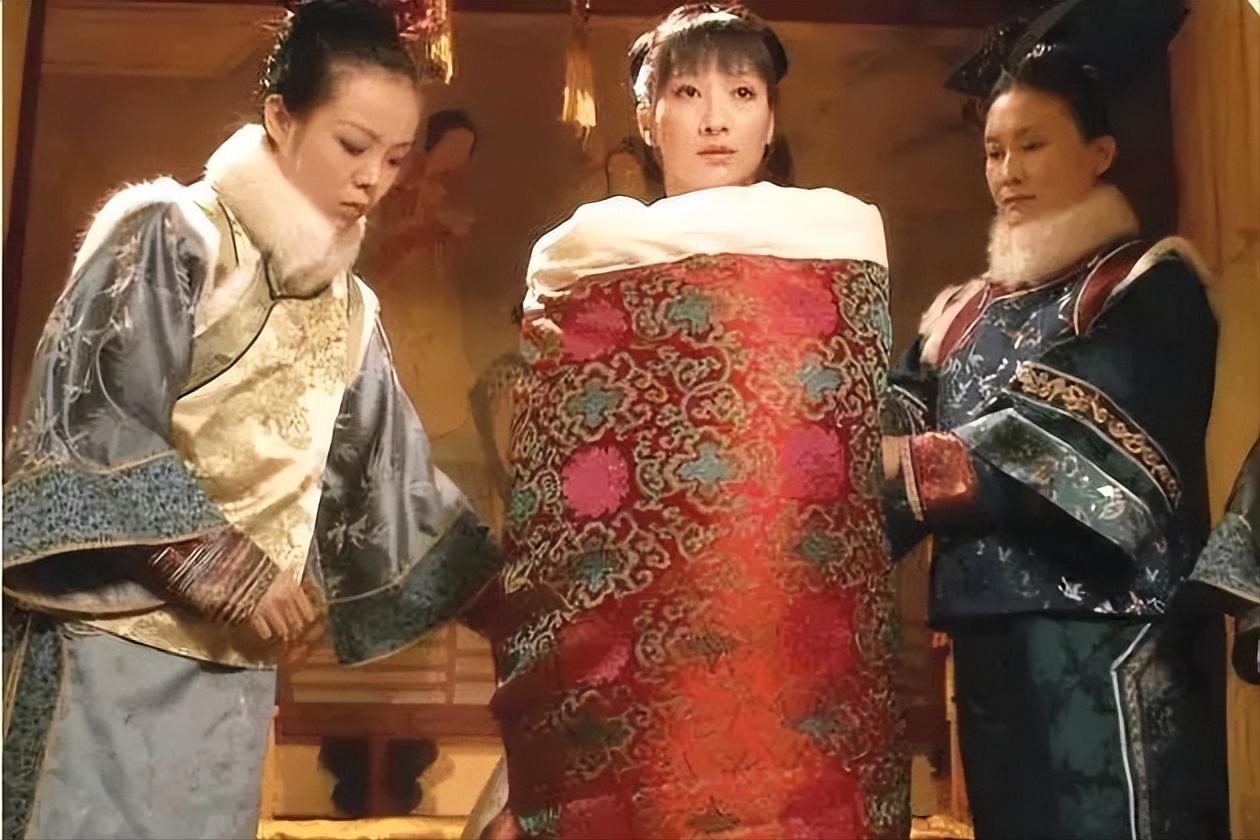 1729年，52岁的雍正招秀女马氏侍寝，晚上，马答应被裹在厚被子里，送到了龙床之