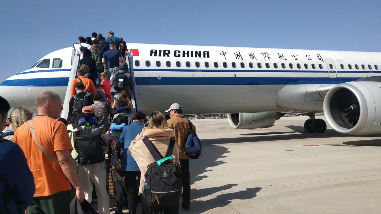 老人和年轻人旅游行李不同

退休这几年，我们在成都颐养天年。由于经常出门旅游，我