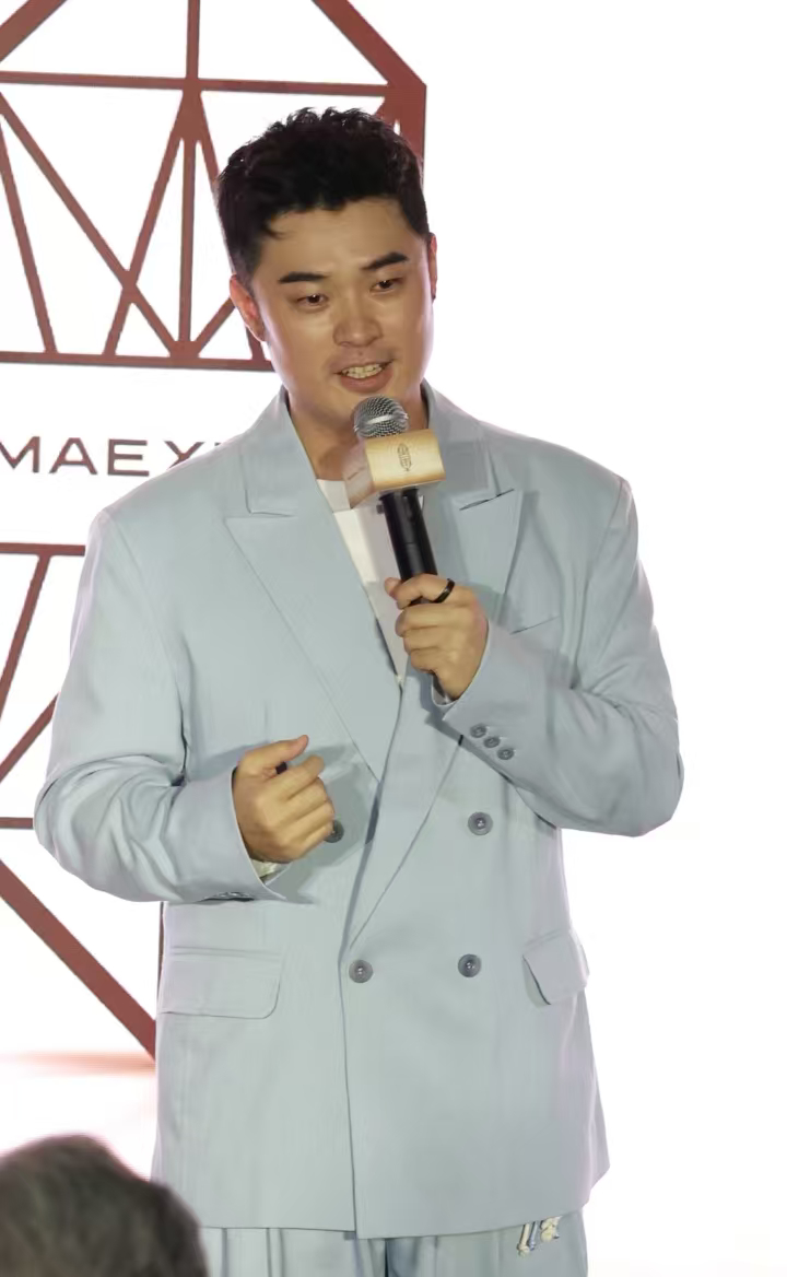 这次尊界交付现场一众文娱名人与企业大佬齐聚于此。余承东亲自下场给车主交钥匙，明星