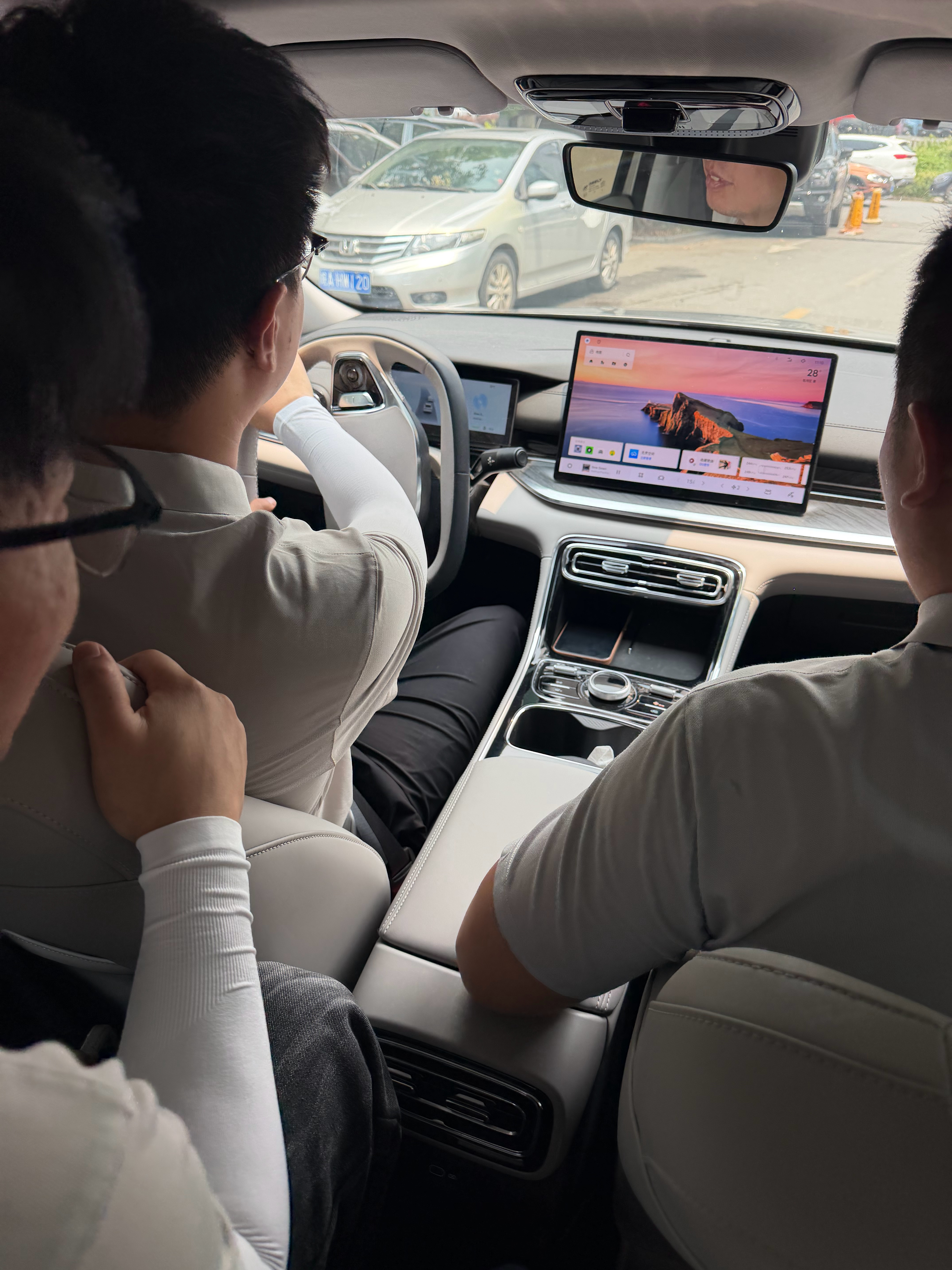 一车五人，都惊叹于这个车新车竟然只卖 6 万多。