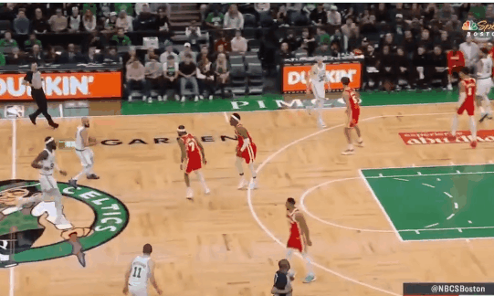 凯尔特人赢了鹰：没有杰伦·布朗。塔图姆上半场11中2，第四节13分3篮板2助攻终