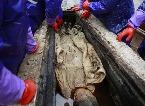 1981年，在江苏泰州鲍坝村，一家农户想要翻新房屋，在挖地基的时候，找了几个老乡