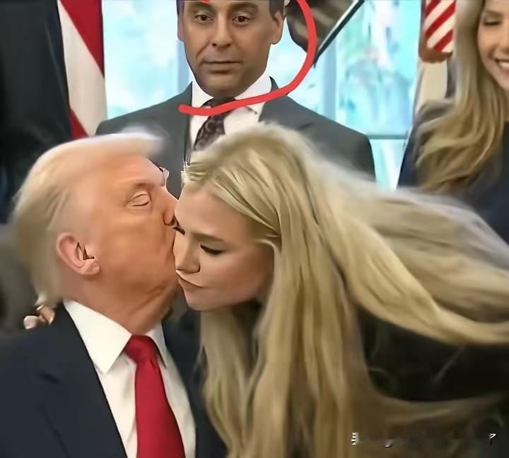 特朗普是一点也不避讳啊！！
 
在任命驻印度大使的仪式上，他签完字后，忽然无缘无