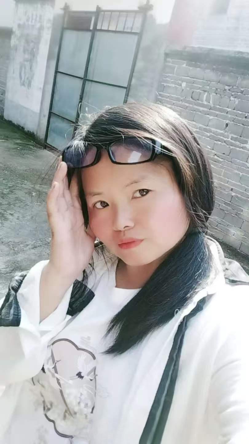 今天不知道怎么回事，微信附近有人很突然不约而同的加我微信，都说要和我约会。

原