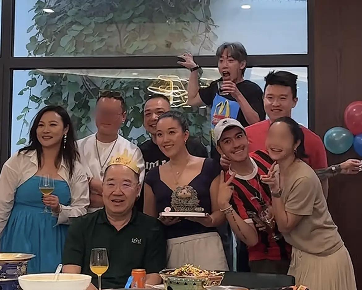 英达应该是那种可以跟年轻人玩得到一起去的老人，66岁生日当天，给英达庆祝的很多亲