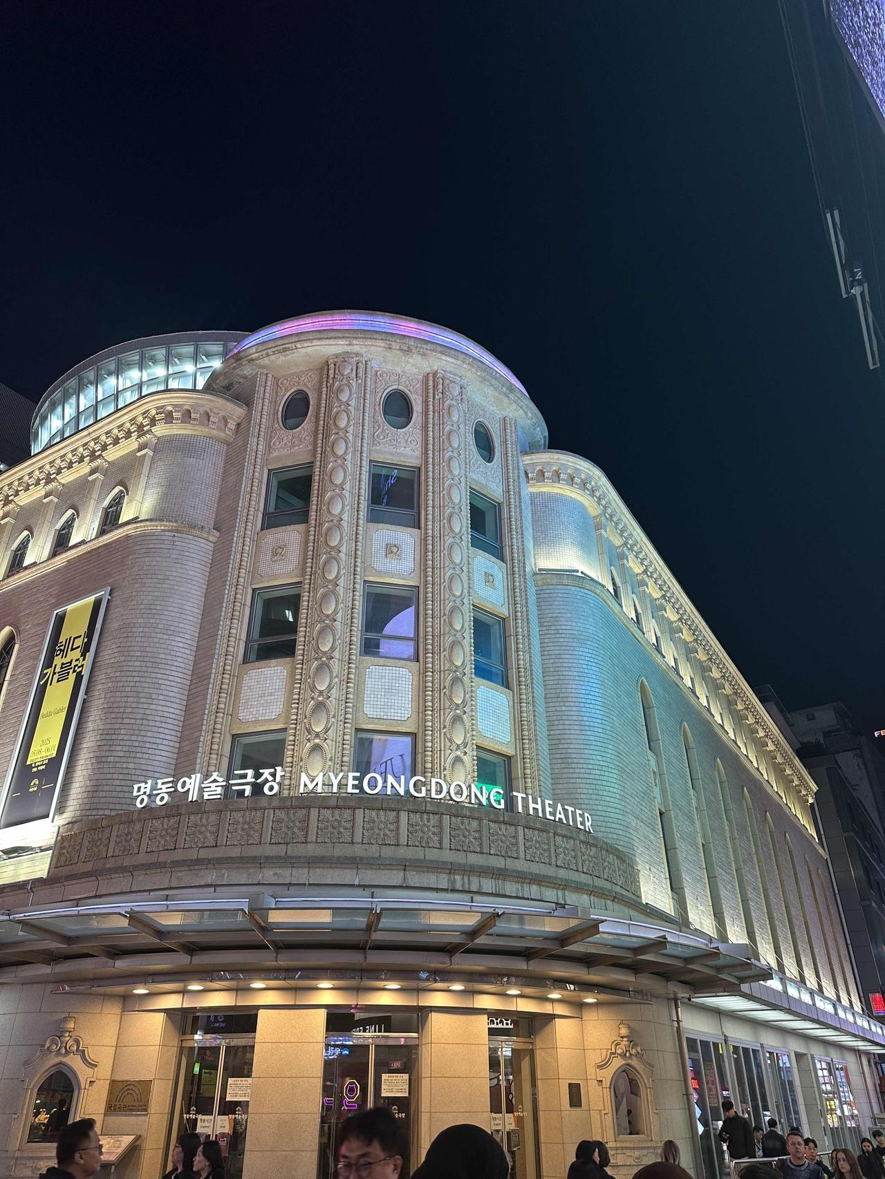 夜晚的明洞东洞剧场，人潮涌动。
五个姐妹一起来到这个人生地不熟的地方，大家一起吃