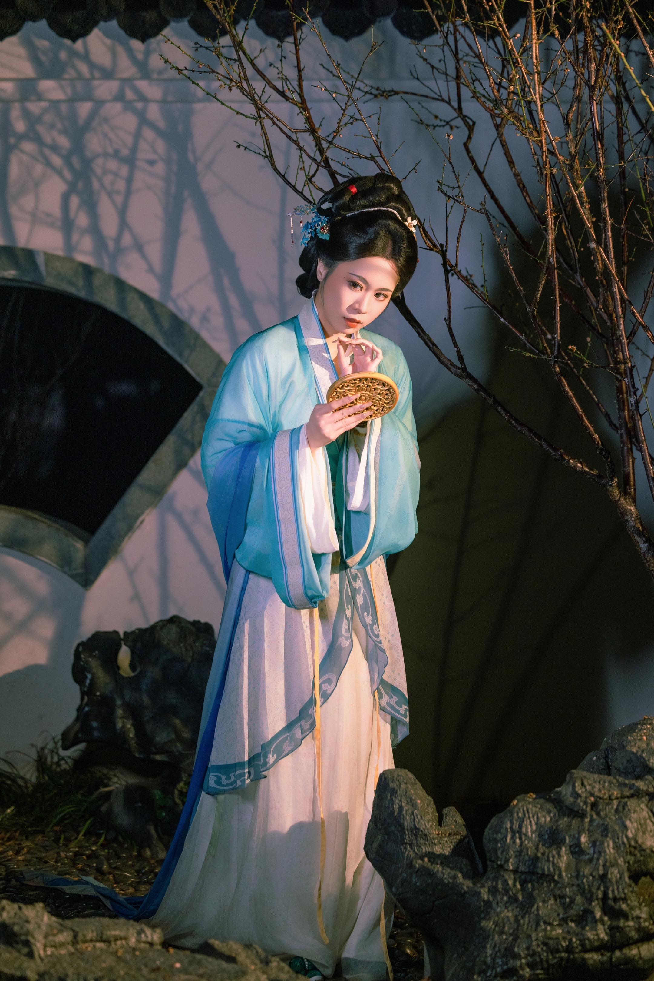 “借问天上宫阙，不知重逢何年月”