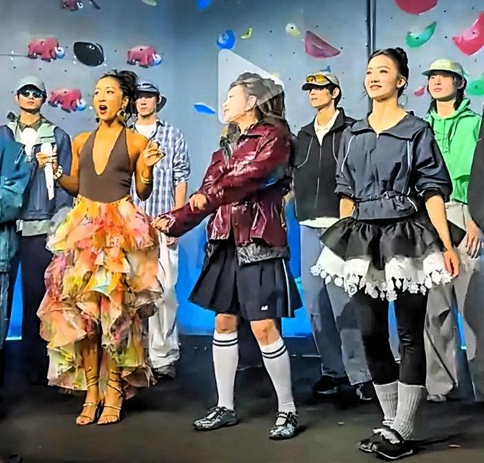 刘晓庆一出来，评论区又吵翻了！ 😱
有人说这是“女王气场”，有人说这是“用力过