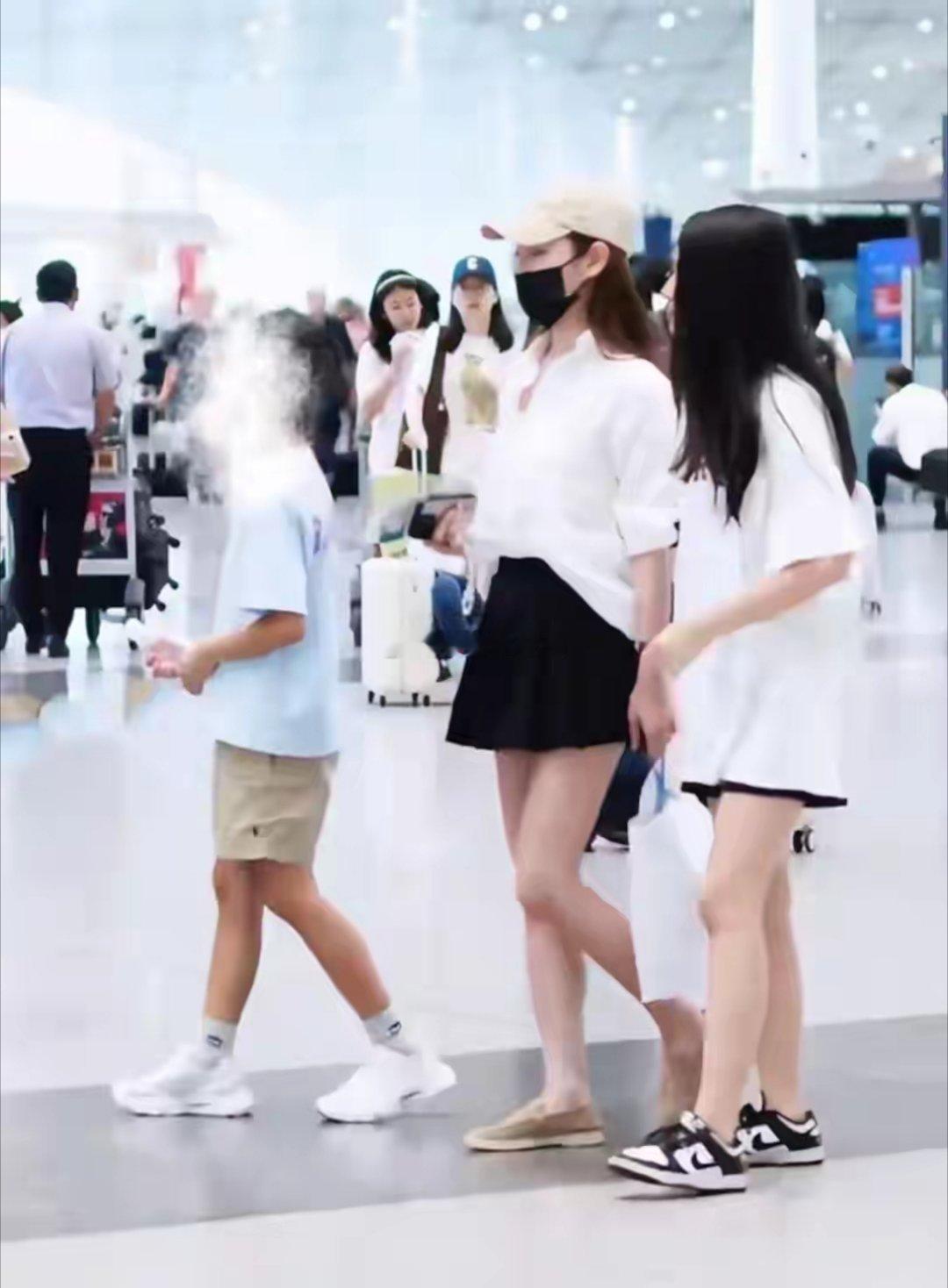 马筱梅带着玥玥和箖箖机场被偶遇，11岁小玥玥好高，气质越来越好 ​​​