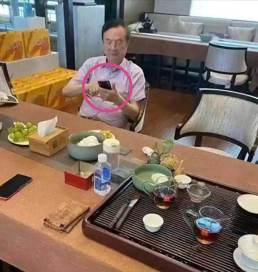 谁能看出来，任正非老总用的是什么品牌的手机？
是苹果？还是华为？
眼尖的朋友能看