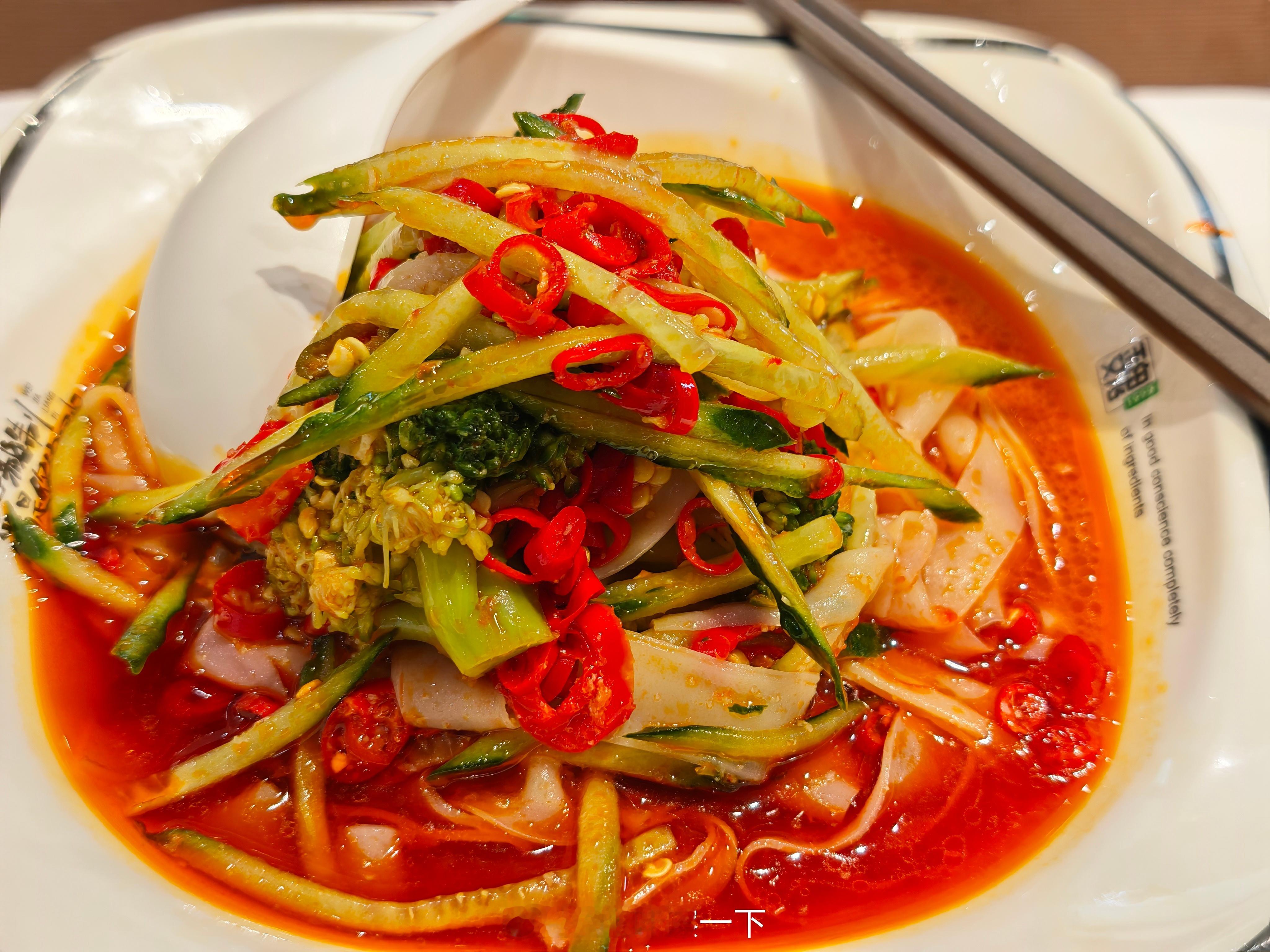 晚安朋友们，魏家凉皮的招牌凉皮，我是吃不了，太辣了