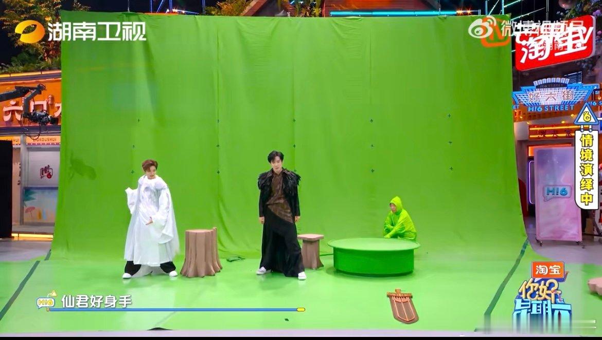 杨迪全场最忙的小绿人 “绿幕不 NG” 环节杨迪真的忙到脚不沾地，控制道具、帮扶