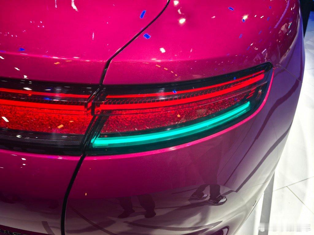 16年奔驰E上用的漫反射灯，十年后在鸿蒙智行体系大放异彩了 