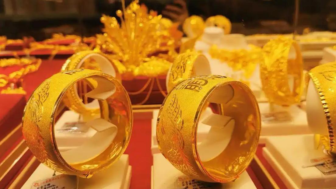 一名年轻“老板”豪掷198万元，在河南濮阳某金店一口气买下40多件黄金饰品，不挑