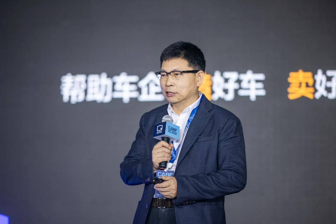 要不怎么说华为格局大呢？问界和理想都在做大型SUV，但人家余承东就是敢声援理想，