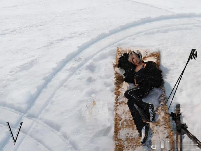 朕从未见过这样的李冰冰 李冰冰的金发造型真的每张都是神图，不管是静态大片还是动态
