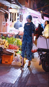 『街拍』谁在菜市场见过这么好看的来买菜的？这买肉的老板都得多看几眼，[灵光一闪]