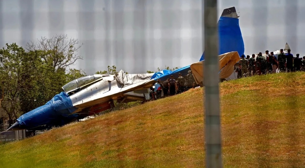 印尼空军一架Su-30MK2冲出跑道，幸运的是没有人员伤亡，飞机也在斜坡上刹停而