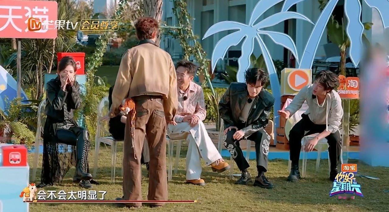 孟子义说何老师不会玩游戏你好星期六 孟子义玩游戏举手发言：“我觉得何老师有问题，