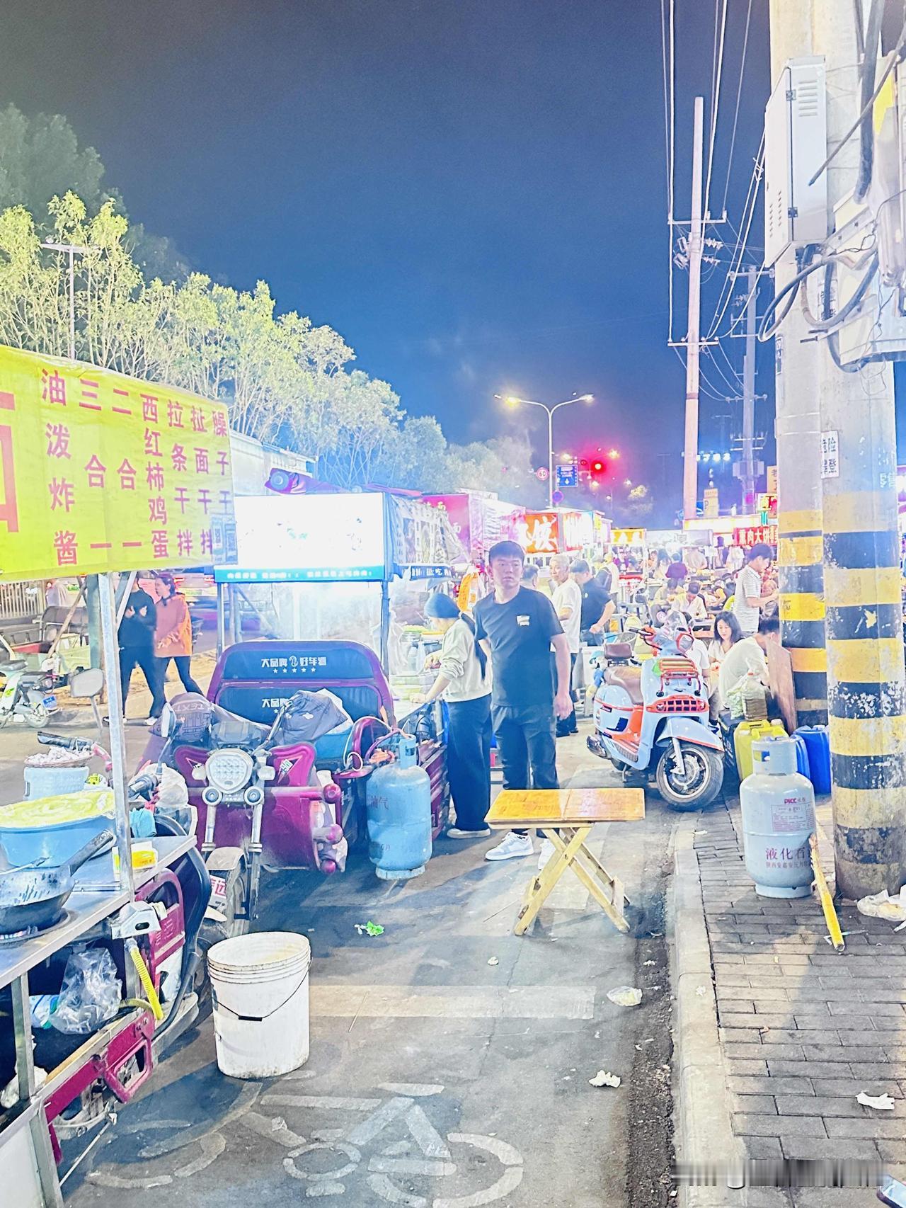西安，夜生活还是很丰富的。
特别是夜市，这个热闹。
两个人吃些烤串，喝几瓶啤酒，