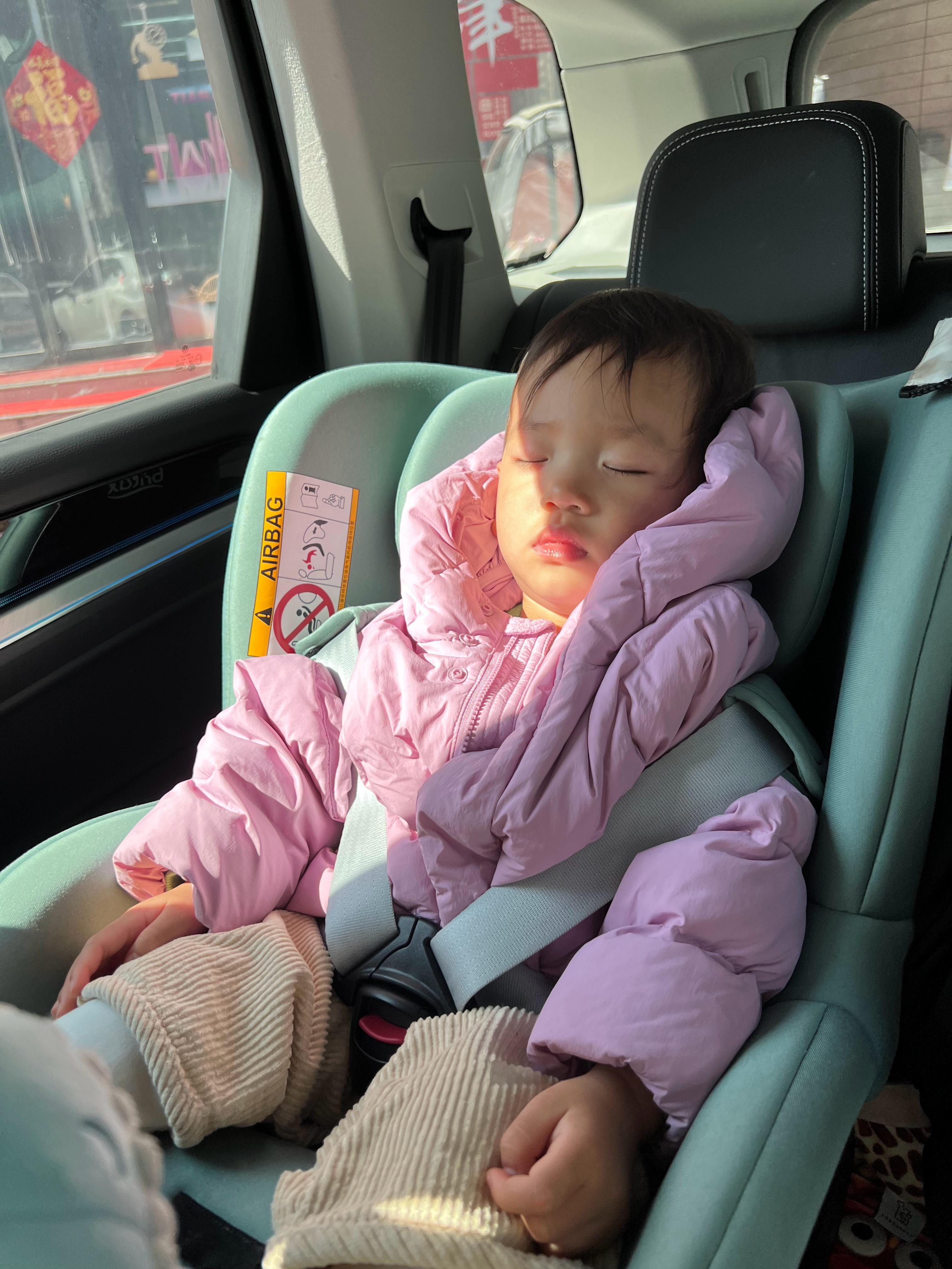 睡觉咋这么严肃… 