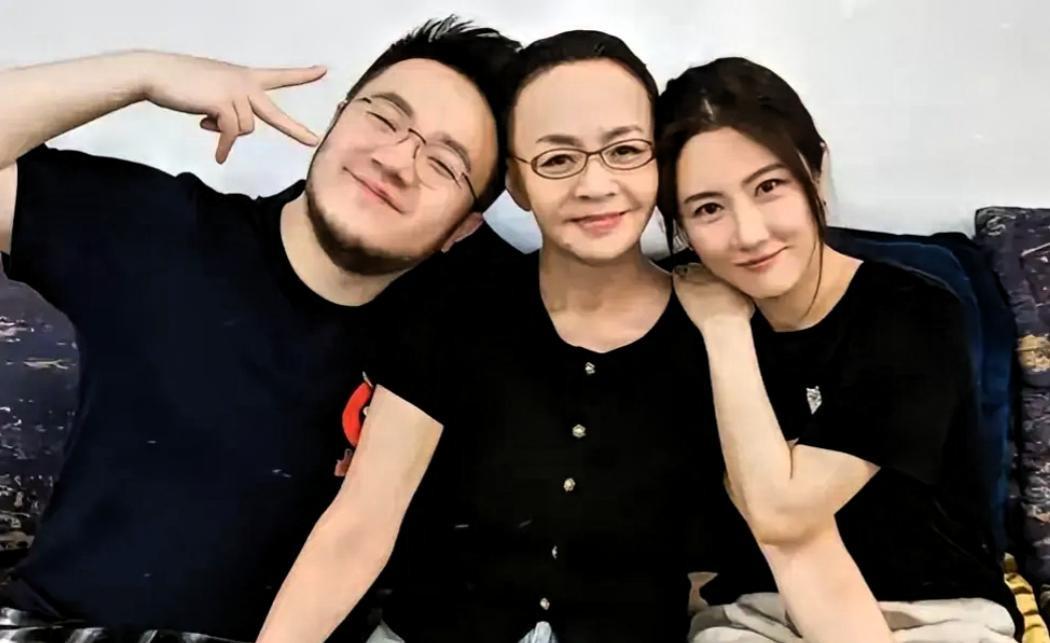 巴图的妻子王博谷发文怒怼英如镝：忍了你半年多了，我从来没有花过你们英家一分钱，你