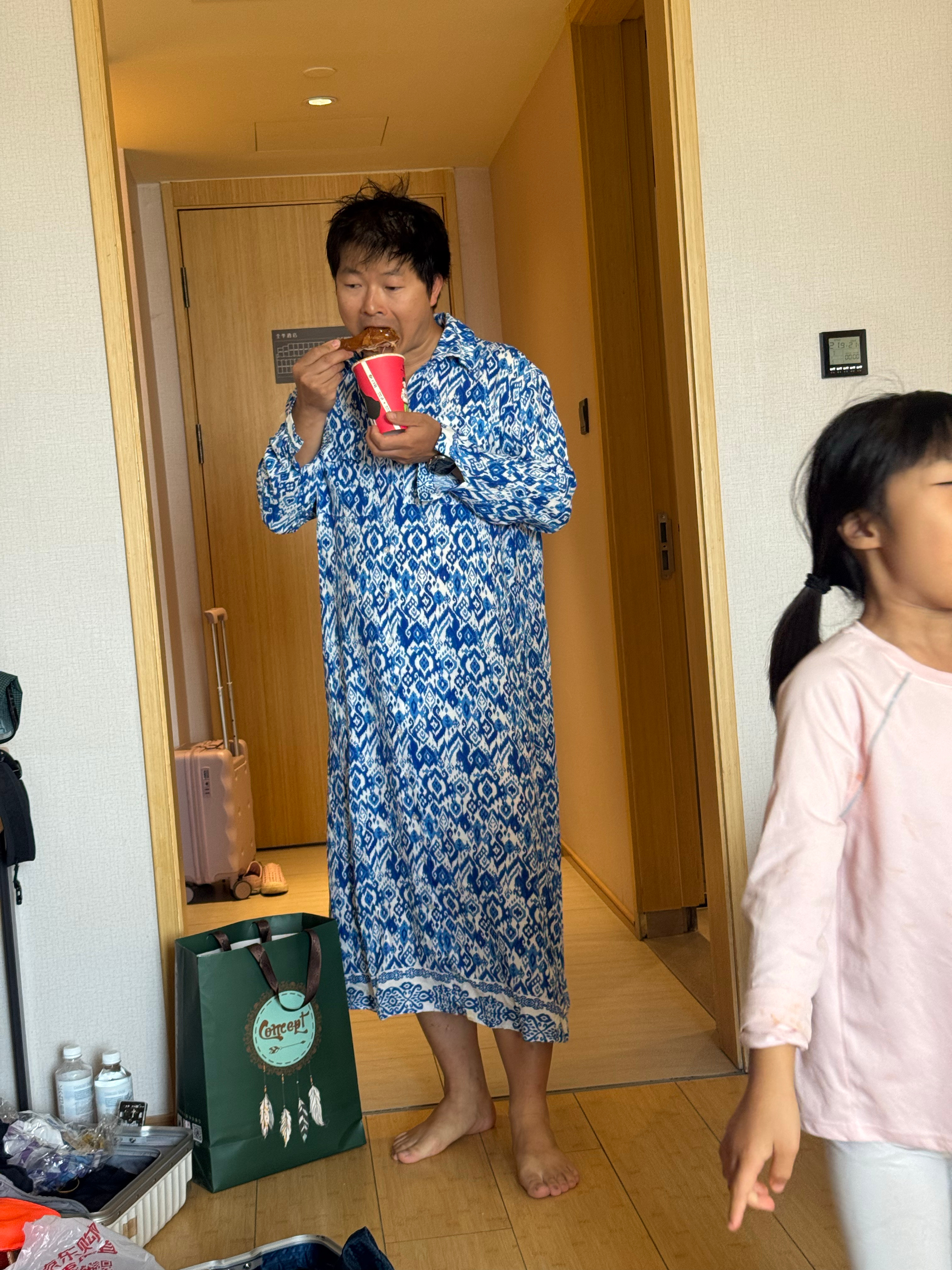 小陈穿着确实比我合适…他：穿这个去沙漠不错，肯定很凉快 