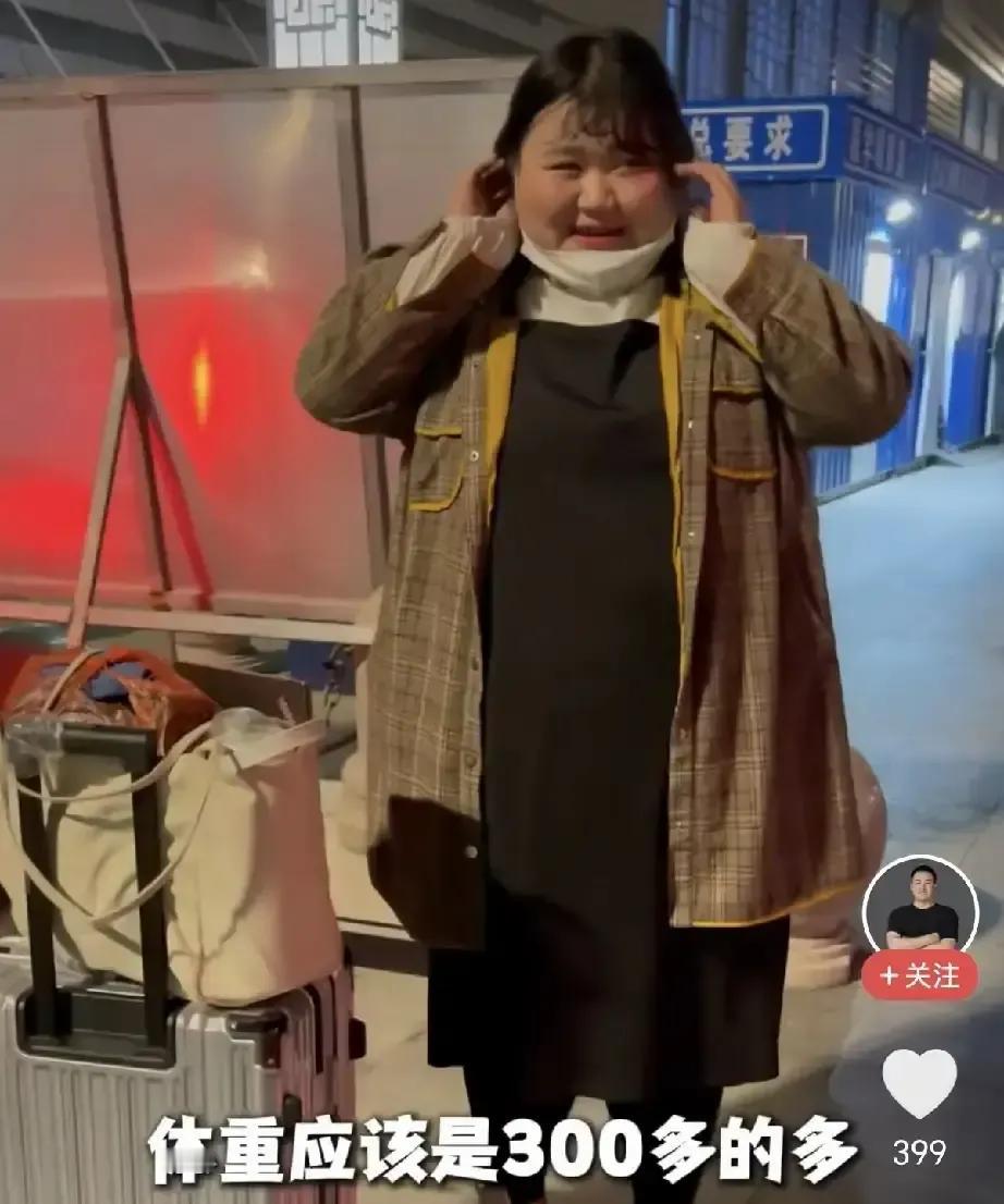 有人把妹妹减肥前后的照片拼在一起，配文说要是早点瘦就能靠近刘亦菲的颜值。
照片里