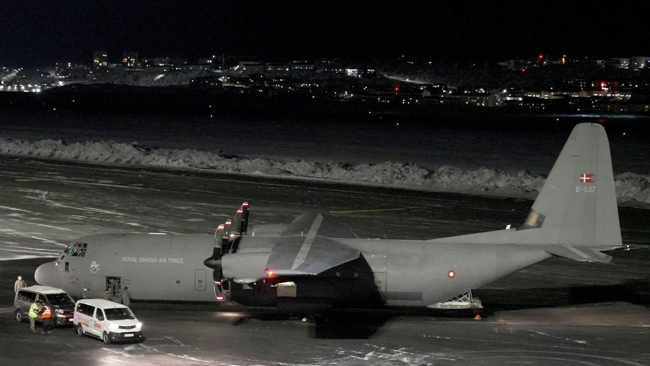 面对特朗普的入侵威胁，丹麦向格陵兰岛运送了炸药以炸毁跑道