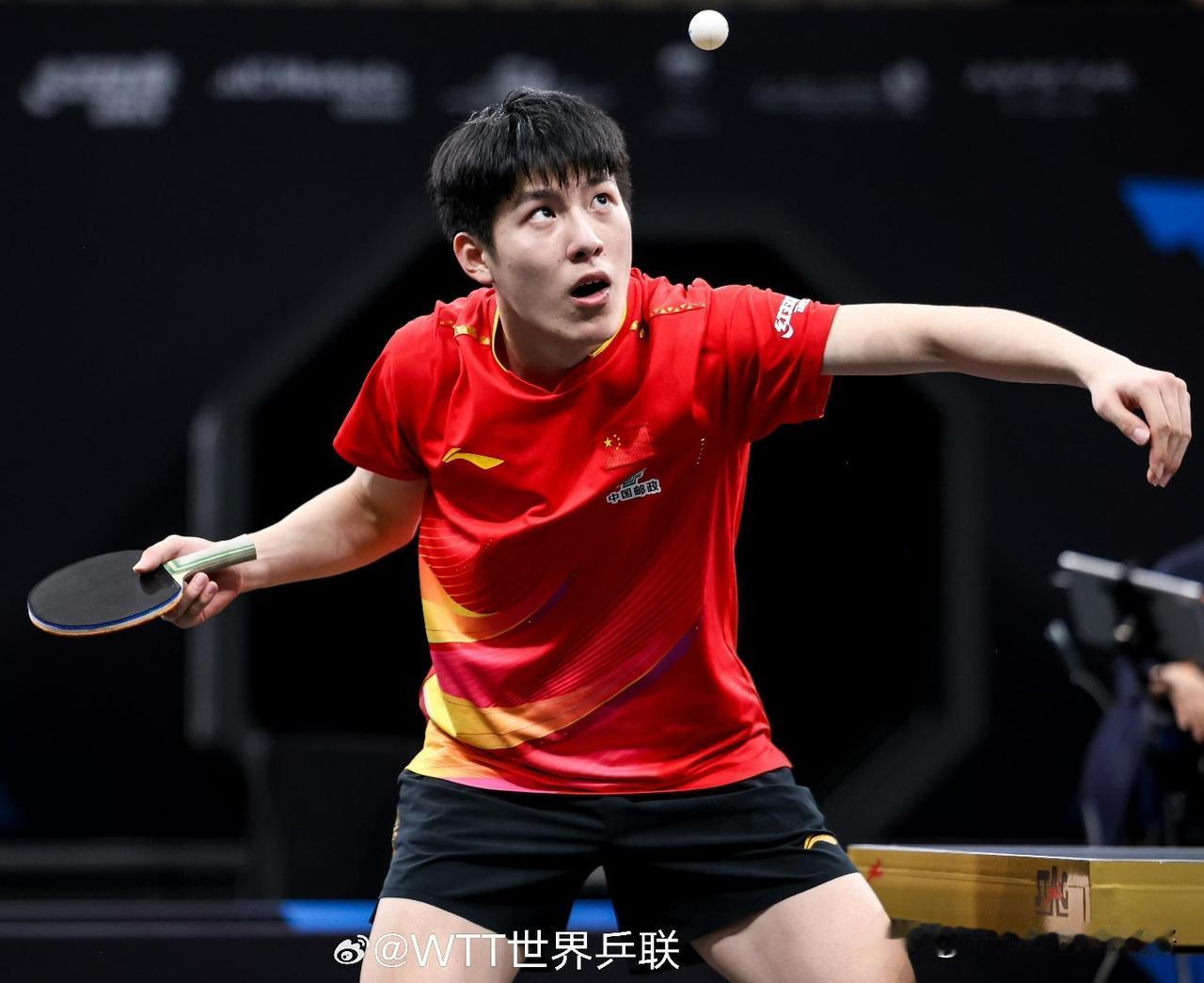 温瑞博打出气势，横扫晋级下一轮。
温瑞博比赛前标志性动作，就是原地起跳，应该是提