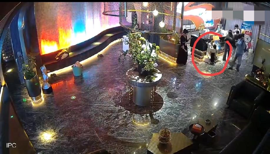 宝妈发视频吐槽:孩子攀爬放置在前台边上的摆件，致摆件倾倒损毁，孩子也摔倒了……