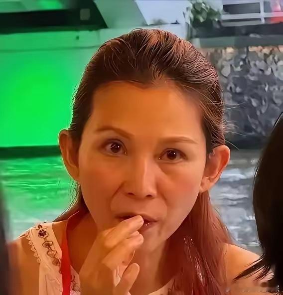 蔡少芬的现状。给女人提个醒。她53岁了，又生过三个孩子，长期操劳下来，脸上那点肉