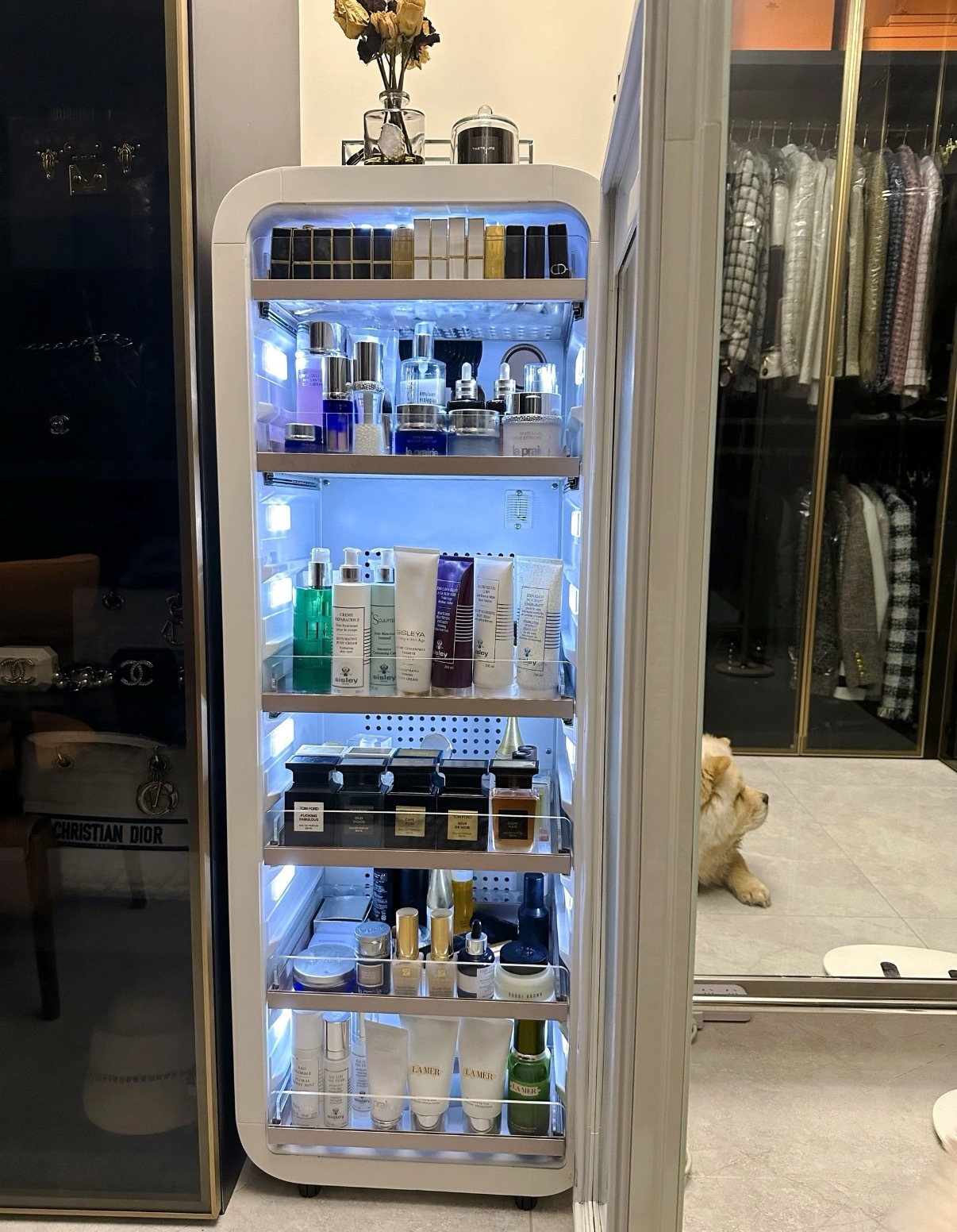 那个每月给家里打一万块的27岁姑娘，走了我们小区那个27岁的姑娘，没了。猝死在她