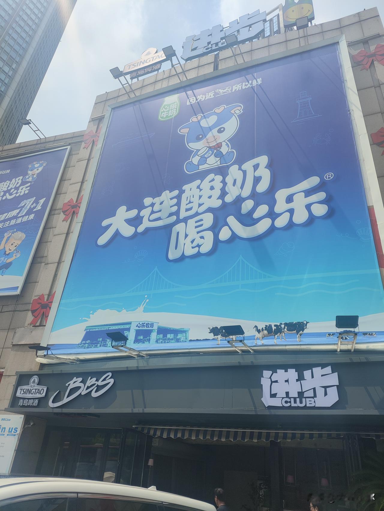 大连友好广场原进步电影院变身“广告聚集地！大连的包容与浪漫，全藏在这些细节里！