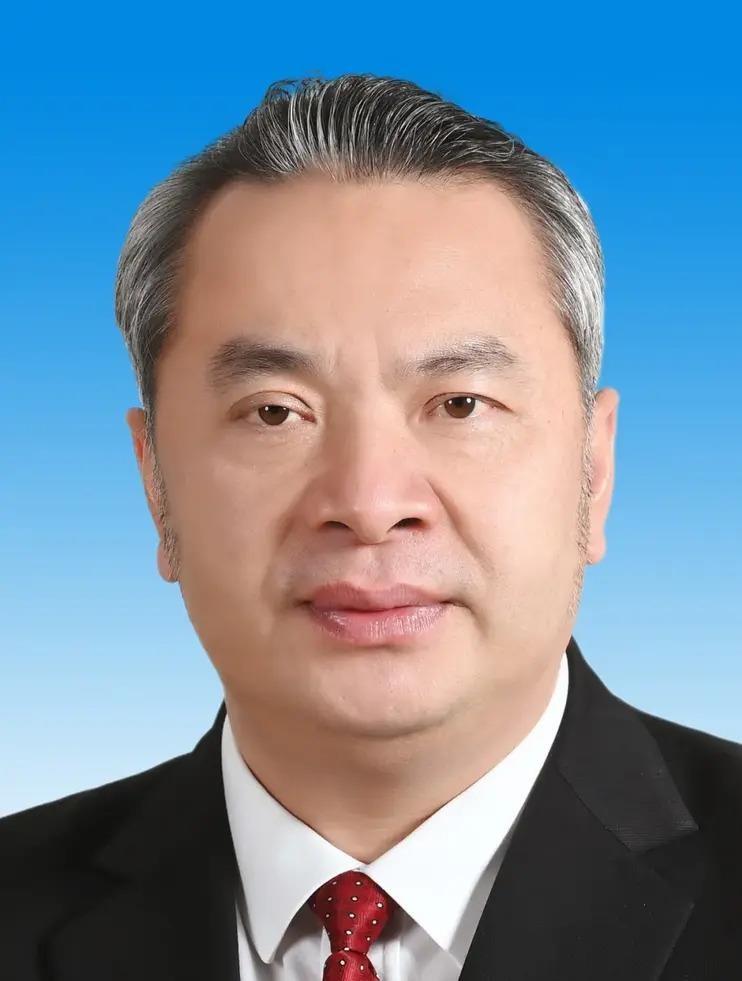李惠文，江门市委原常委、统战部长，2024年9月被双开了。
他从基层一步步干起来