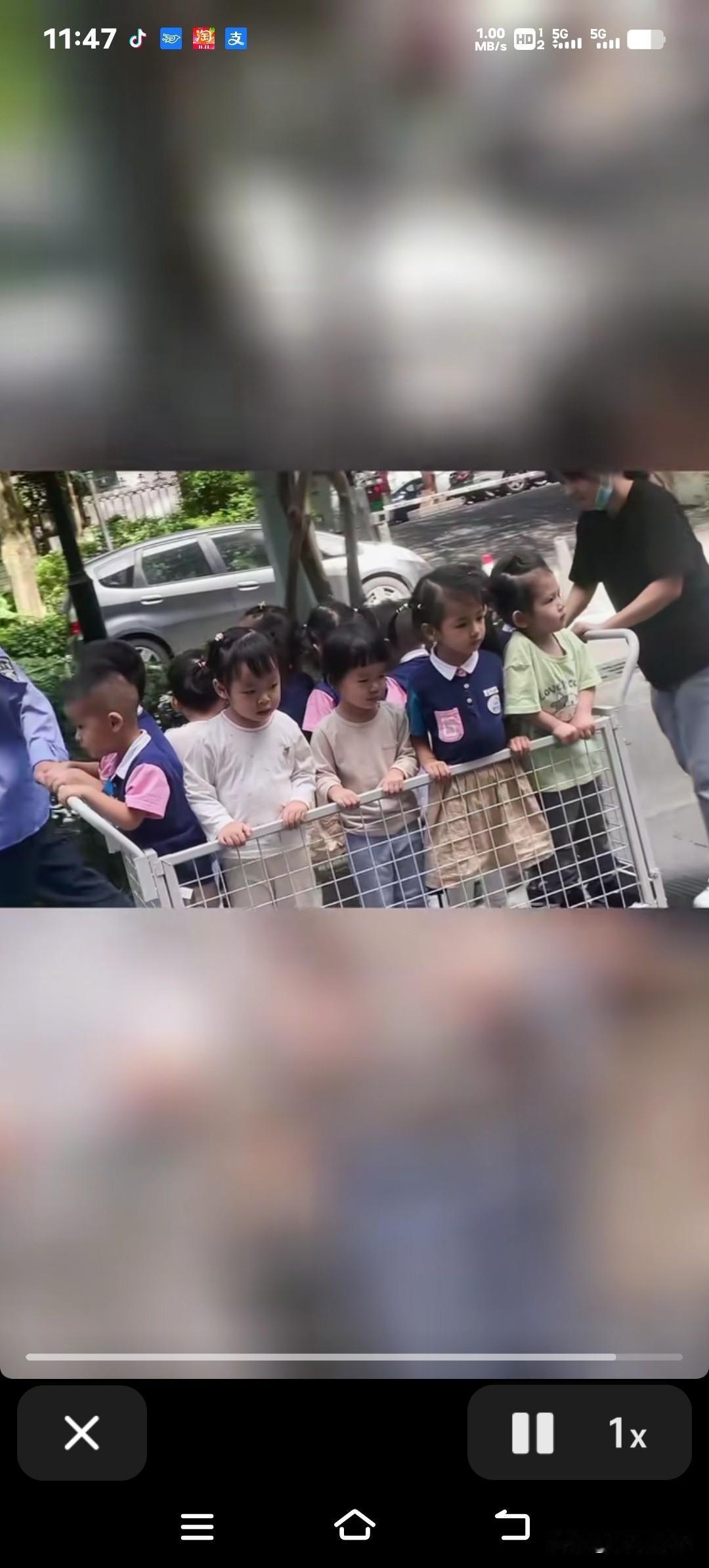 武汉有个小区，物业直接化身“接娃天团”，每天雷打不动护送30个孩子放学，这波服务