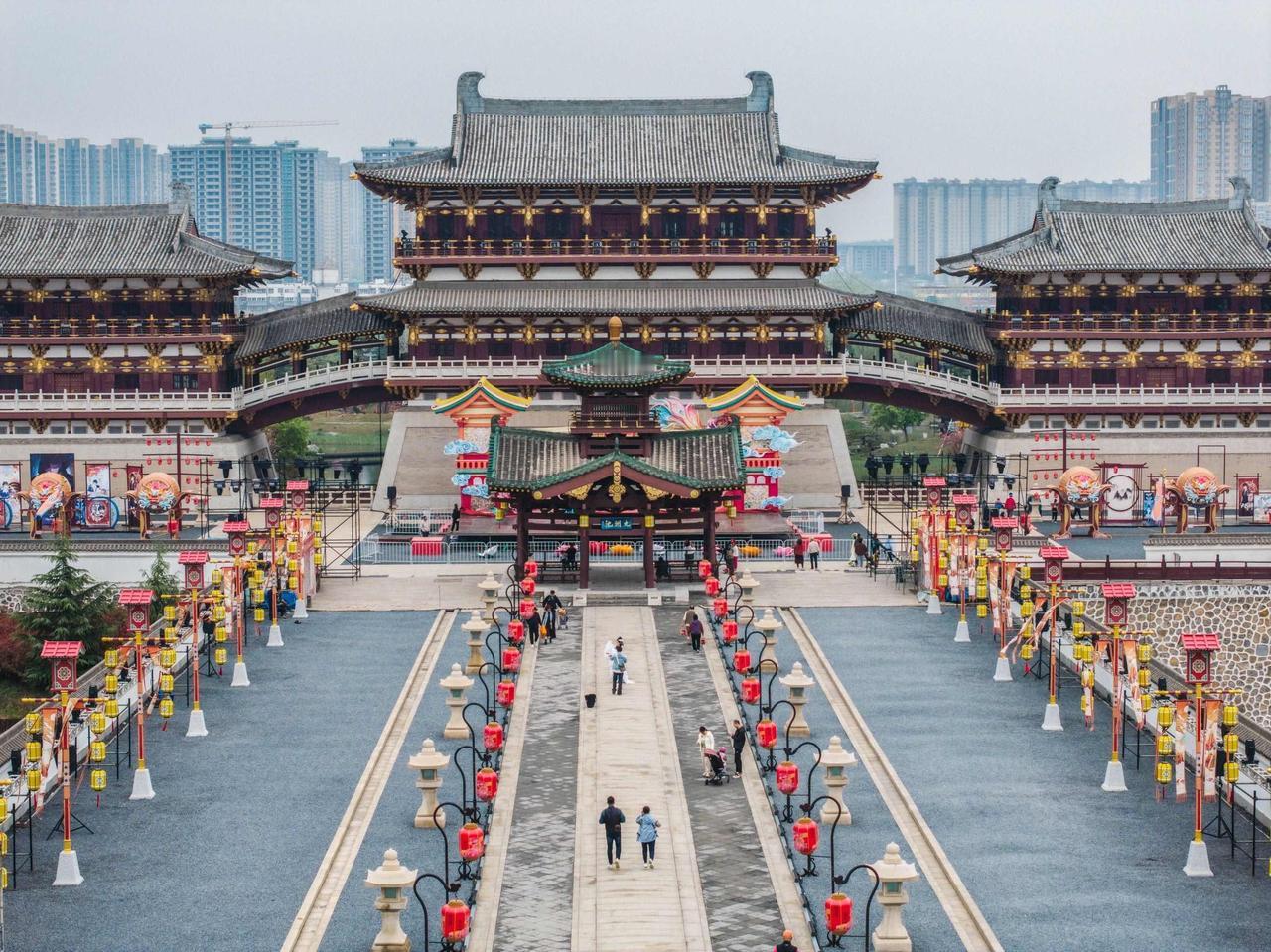 洛阳作为十三朝古都，绝非虚名。从夏商周到隋唐，二十四史中诸多重大事件在此上演，其