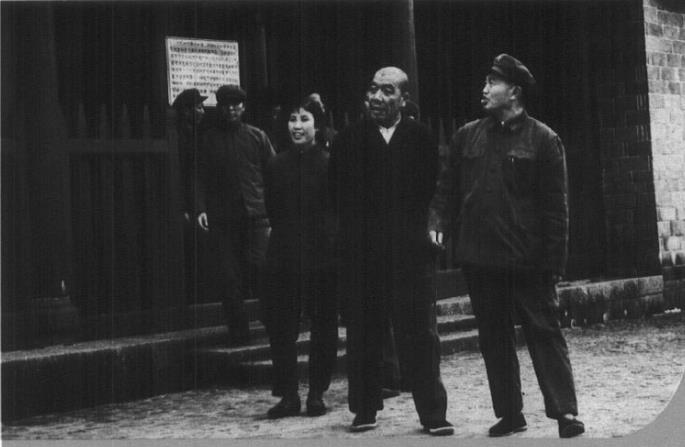 1974年，皮定均（右一）陪同陈永贵(右二)等参观古田会议旧址。